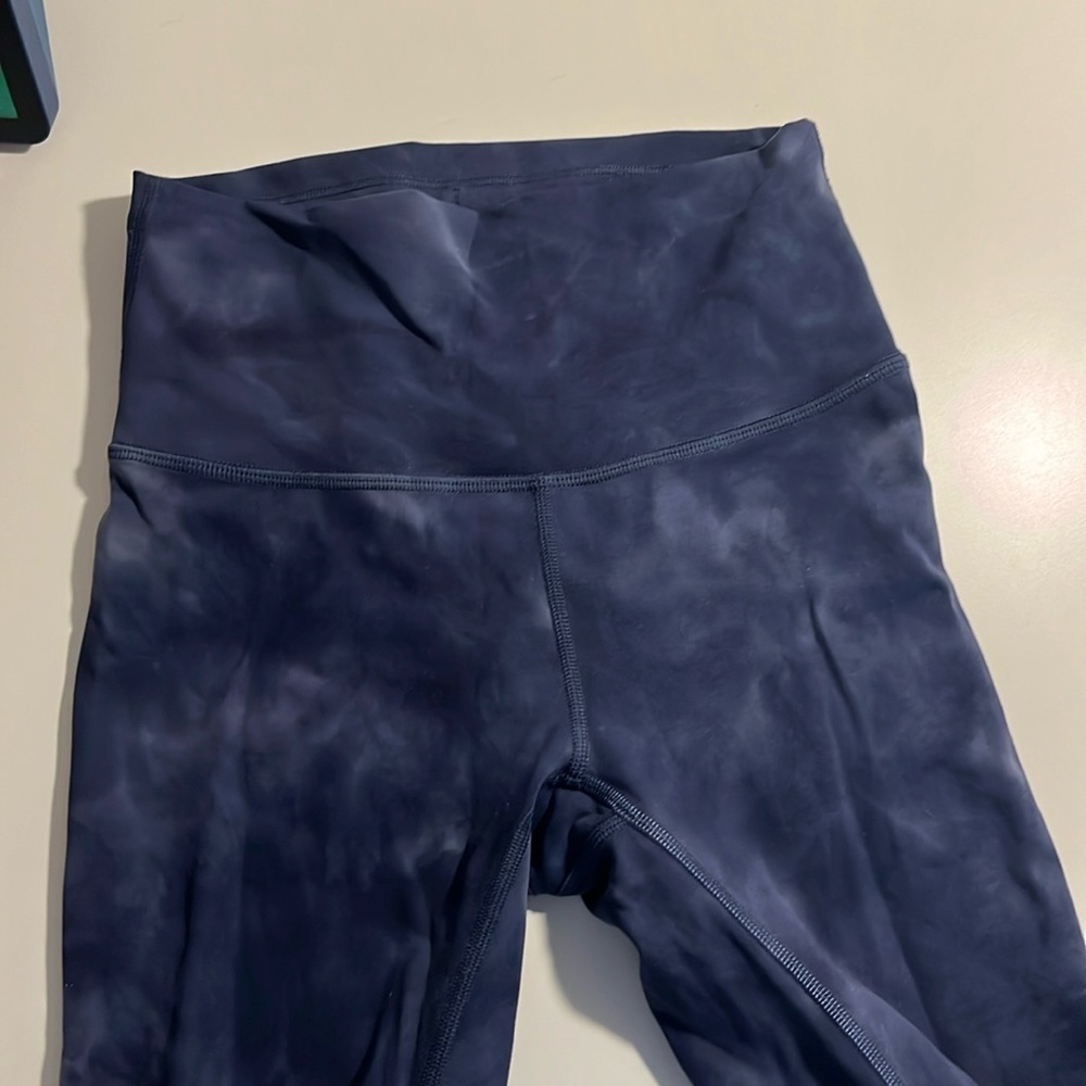 Lululemon blue the dye leggings size 4 25”